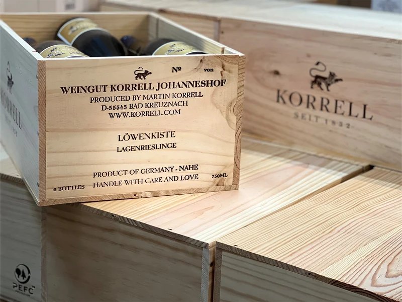 LÖWENKISTE Lagenrieslinge Jahrgang 2023 in der original Holzkiste