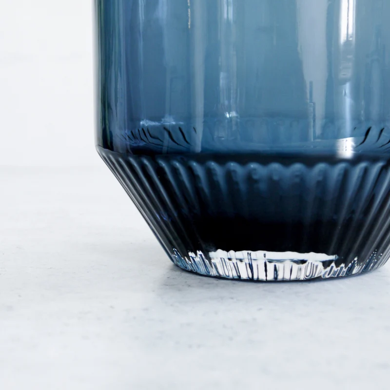 Kleine blaue Glasvase